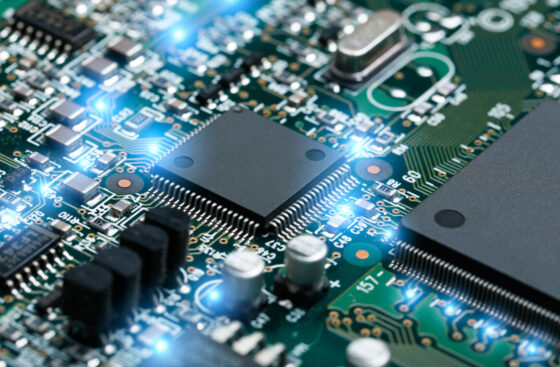 Un firmware con sistema operativo integrato è un tipo di software embedded che gestisce le risorse hardware attraverso un sistema operativo dedicato.