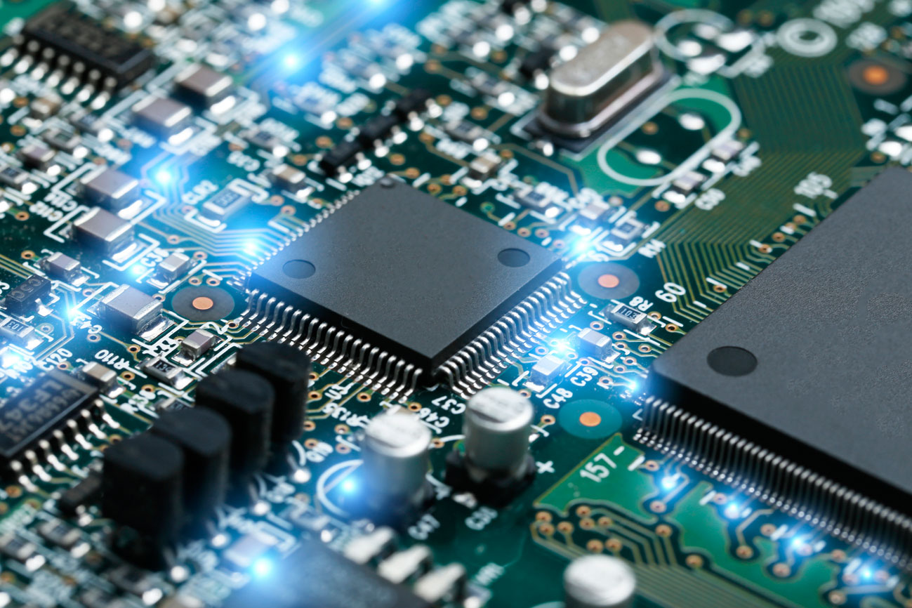 Un firmware con sistema operativo integrato è un tipo di software embedded che gestisce le risorse hardware attraverso un sistema operativo dedicato.